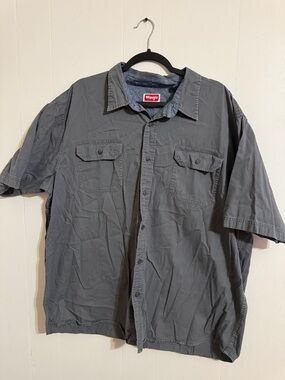 Wrangler Men's Short-Sleeve Button-Down Shirt in Charcoal Gray
